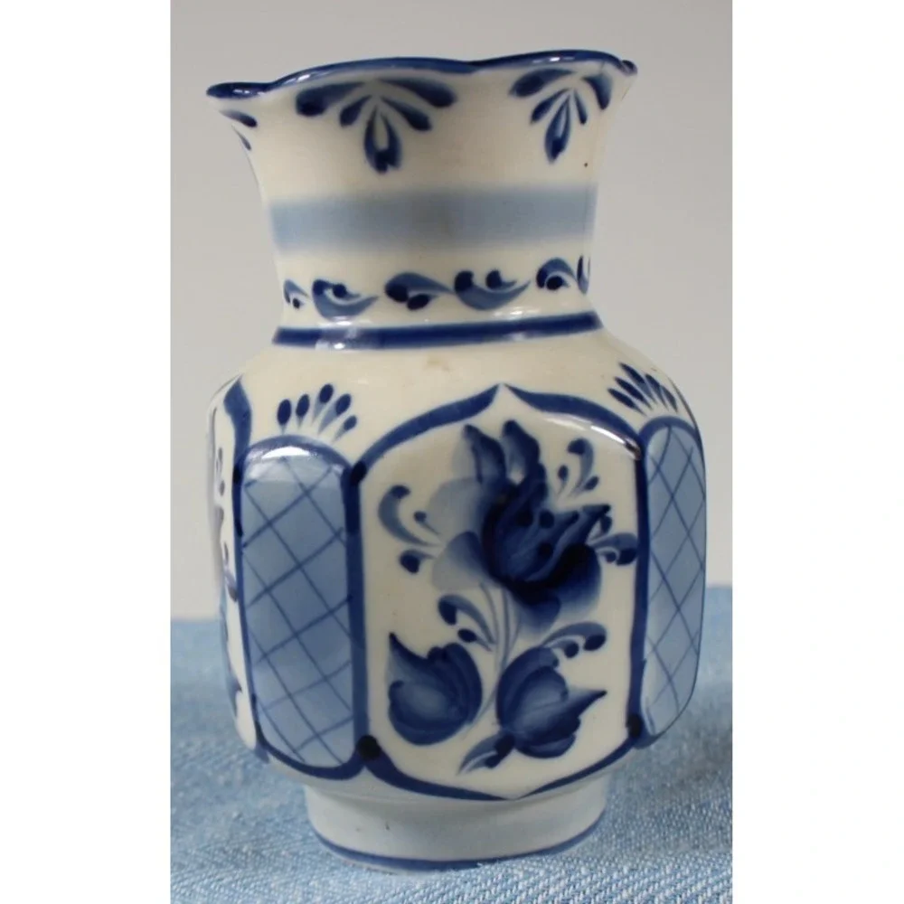 Gzhel Vase VTG Handmade Porcelain Blue/White 5,75 in Tall Signed